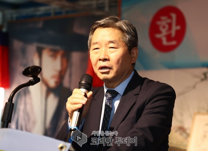 강명구 단동 도착………..압록강 철교 앞 멈처서…..