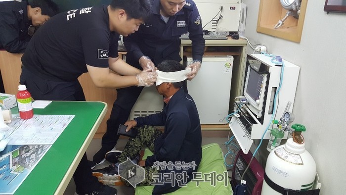 목포해경, 흑산 하태도 해상 조업 중 이마가 찢어진 선원 긴급이송