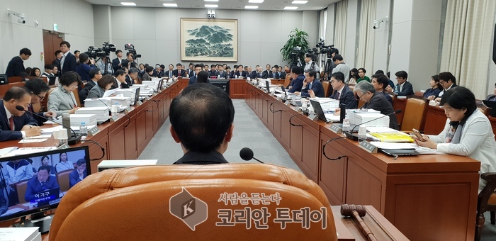장하성 “文정부가 가장 잘한 것, 소득주도성장 이다”