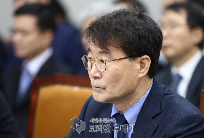 장하성 “文정부가 가장 잘한 것, 소득주도성장 이다”