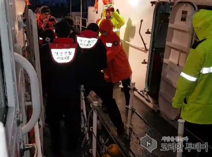 보령해경, 풍랑주의보 속 선박 응급환자 긴급이송