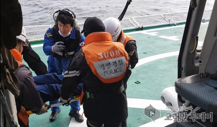 중부해경ㆍ어선응급환자 헬기간 연계로 긴급이송구조함정·해경헬기·탁터헬기와 연계한 릴레이 이송으로 생명 살려