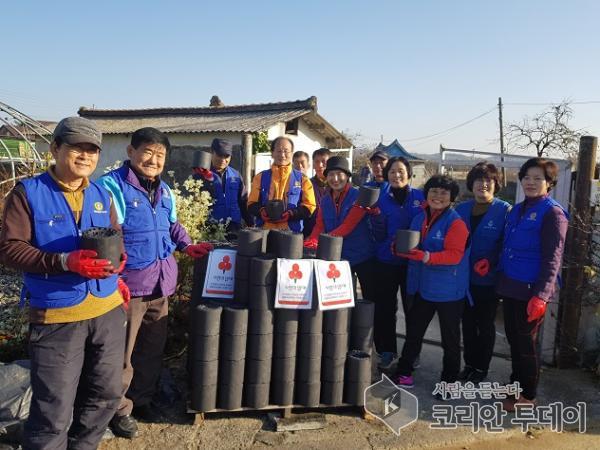 담양군, ‘추운 겨울 따뜻하게 보내요’ 수북면바르게살기협의회와 문영수 법무사, 이웃에 연탄 전달