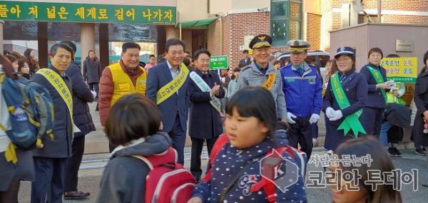 목포시, 초등학교 등굣길 교통질서지키기 캠페인 전개