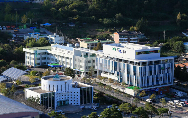 한화리조트, 구례군에 시각장애인용 점자달력 기부