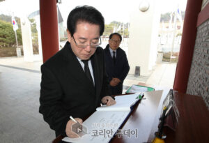 [포토뉴스] 김영록 전남도지사, 국립5·18민주묘지 참배