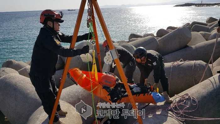 울진해경, 동절기 방파제 사고대응 인명구조 훈련 실시