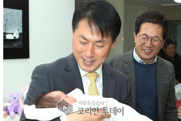 고흥군"출산장려 행복동행"첫번째 축복꾸러미 전달
