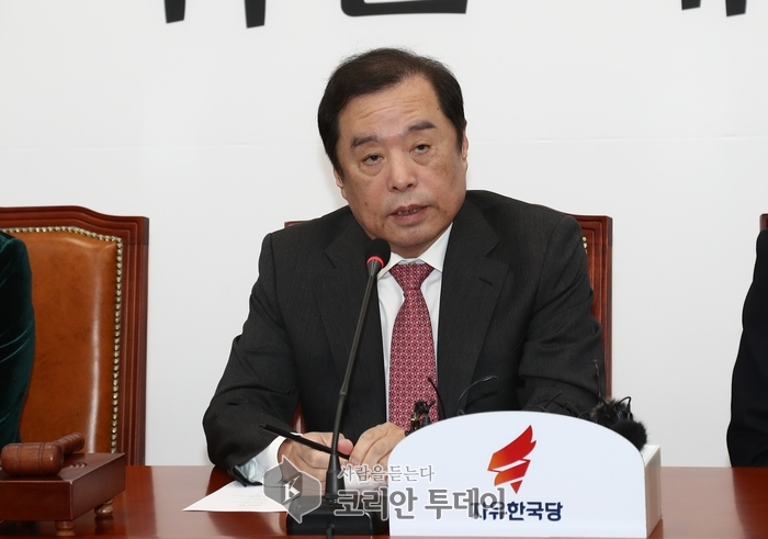 김병준 “청와대가 낮술 금지령, 구중궁궐 갇혀 현실감각 잃어”