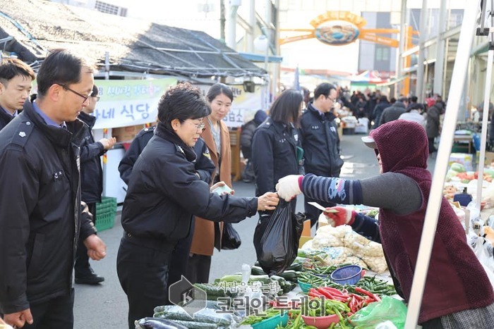 울진해경, 설 명절을 맞아 전통시장 방문