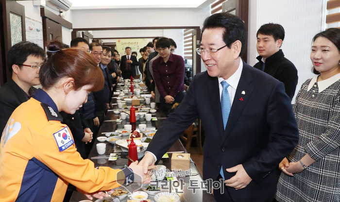김영록 전남도지사,설 명절 맞아 직원들과 담소