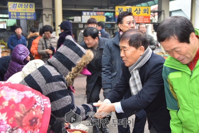 송귀근 군수, 전통시장 상인 • 미화요원 위문