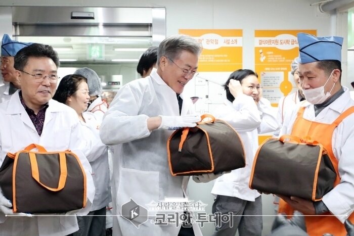 문재인 대통령, 설 명절 도시락 배달 봉사활동 ‘훈훈’