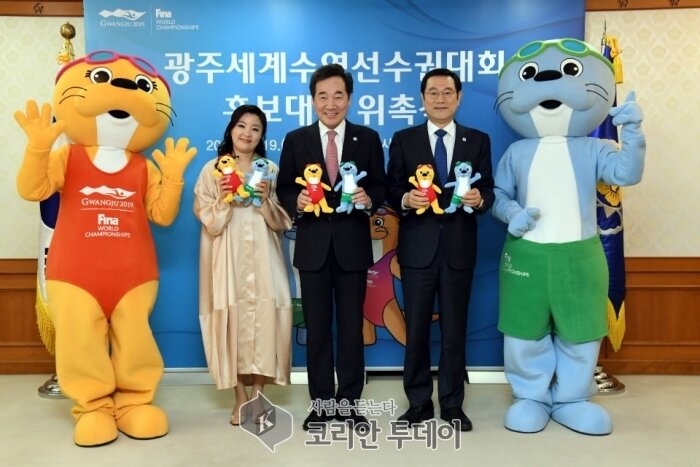 [포토뉴스] 이낙연·오정해 광주세계수영대회 홍보대사 됐다