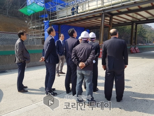 여수시의회, 여수상징문 조성공사 현장 찾아 안전관리 소홀 질책