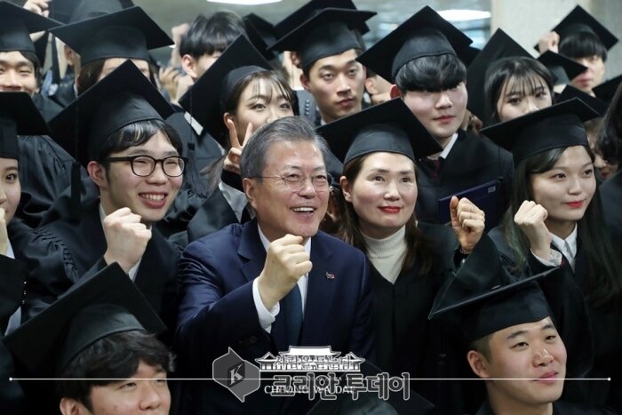 [포토] 문재인 대통령, 유한대학교 졸업식 가다