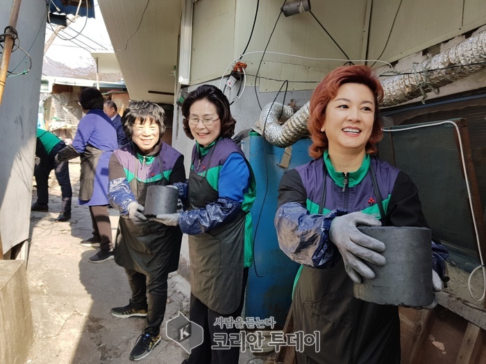 유승희의원과 배우 김혜선 ”쌀 20Kg 3개 ,식품 3개 연탄 600장” 나눔펼쳐