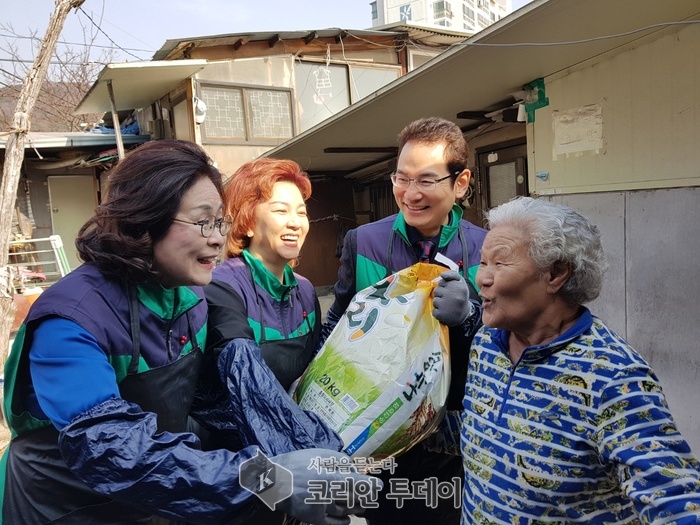유승희의원과 배우 김혜선 ”쌀 20Kg 3개 ,식품 3개 연탄 600장” 나눔펼쳐