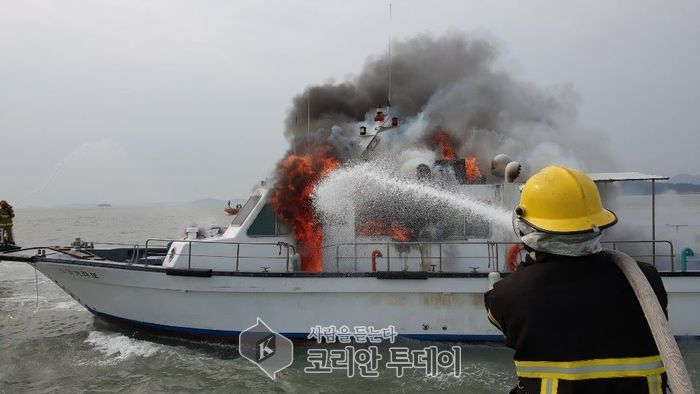 목포해경, 안좌도 해상 화재선박 발생.. 선원 2명구조