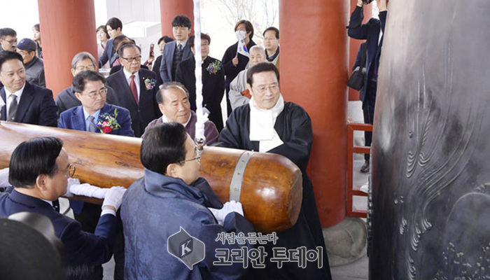 [포토뉴스] 이용섭 광주시장, 3·1운동 100주년을 맞아 민주의 종 타종