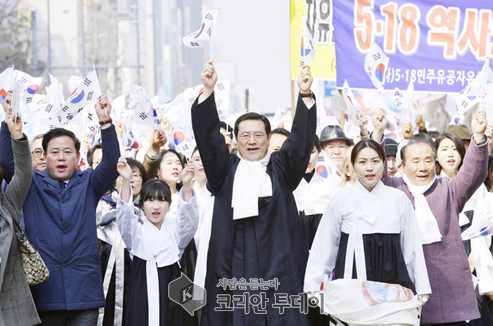 [포토뉴스] 이용섭 광주시장, 3·1운동 100주년을 맞아 만세삼창