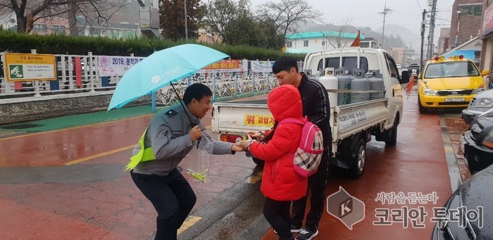 고흥경찰, 안전한 통학로 만들기 학교 앞 교통 캠페인 실시
