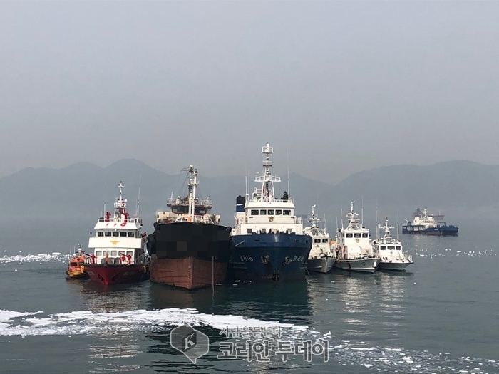 여수해경, 여수 오동도 앞 해상 화재선박 진화 중 승선원 4명 구조(2보)