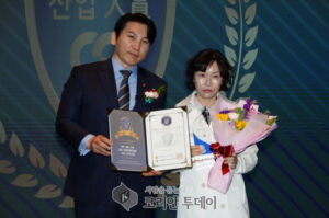[포토뉴스] 세계여인화박물관 김수연 관장, 제 2회 대한민국 블록체인 산업대상 문화/미술 부문 수상