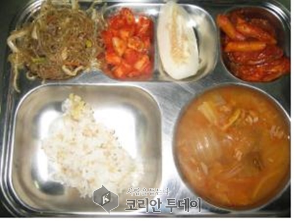 광주 초등학생, 성인용 숟가락으로 급식!