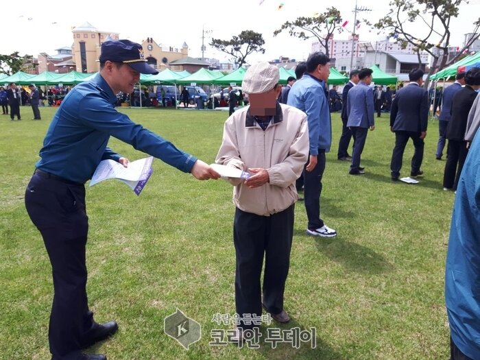 고흥 녹동파출소, 도양읍민의 날 맞아 경찰캐릭터를 통해 범죄예방 홍보