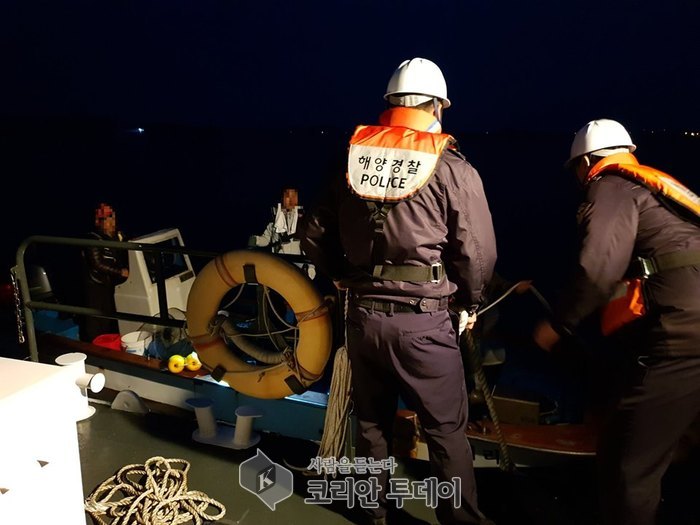목포해경, 압해 효지도 해상 낚싯배 좌초…해경‘긴급구조
