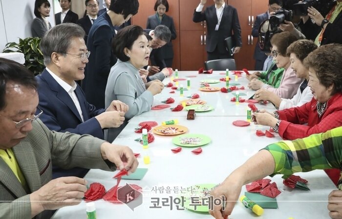 [포토] 문재인 대통령 부부, 치매어르신들과 소통