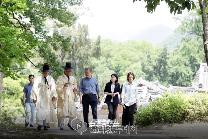 [포토] 문재인 대통령, 경주 옥산서원 거닐다