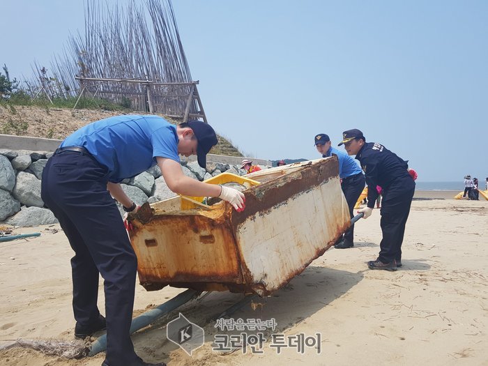 [포토뉴스] 목포해경, ‘해양플라스틱 제로화’ 정화활동 펼쳐