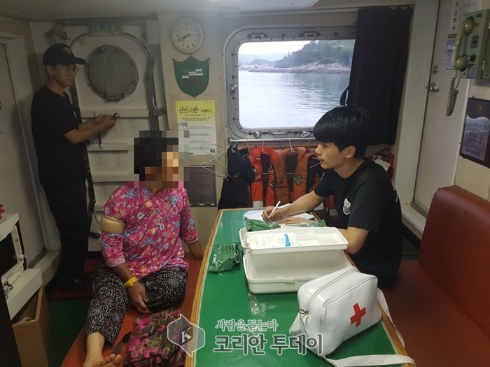 완도해경, 독사에 물린 70대 응급환자 긴급이송