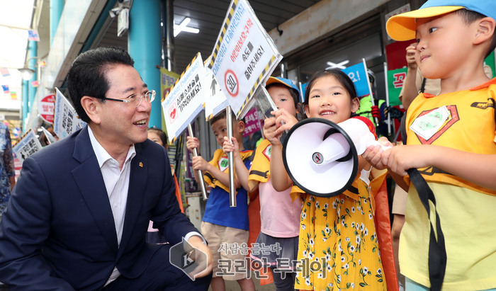 김영록 전라남도 지사, 여수 서시장서 교통안전 캠페인