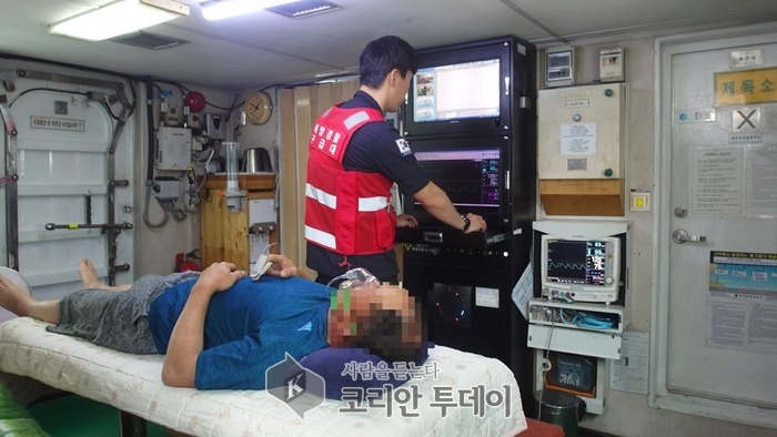 목포해경, 조업중 호흡곤란 호소한 선원‘긴급이송