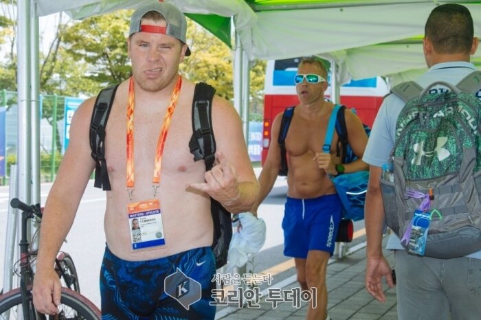 [포토] 마스터즈 대회 각국 선수들 ‘덥다 더워’