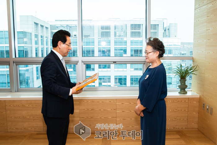 김 지사, 대명 박춘희 회장에게 감사패
