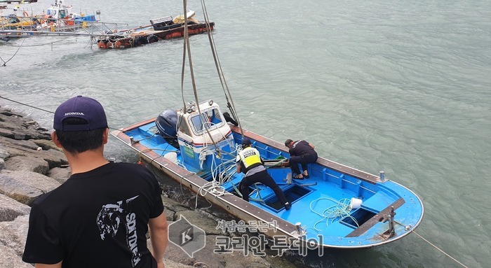 완도해경, 장흥 노력도 선착장 전복 선박 인양
