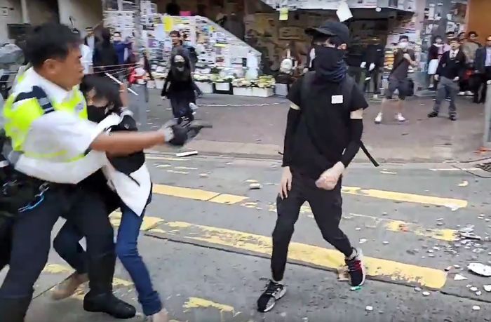 홍콩 시위자 경찰 쏜 실탄 맞아…’제2의 톈안먼 사태’ 우려
