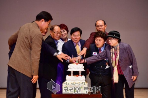 문불여장성의 문인들 ‘한 자리’에