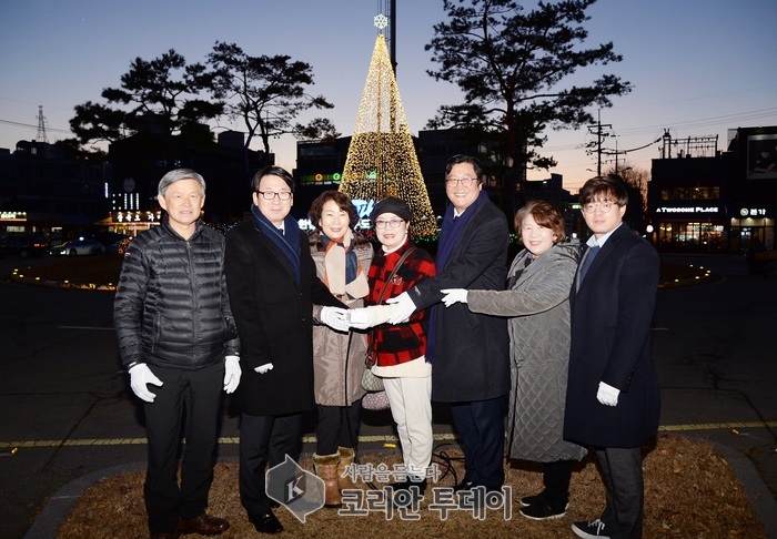 파주시, 금촌 로터리에 연말연시 평화의 트리 점등
