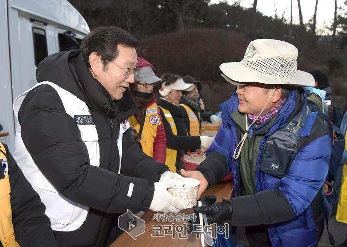 이용섭 광주시장, 경자년 새해맞이 떡국 나눔 행사