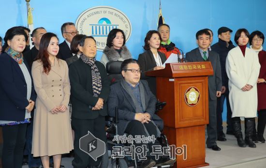 바른래당원 줄줄 탈당 행렬 ” 안철수 따라 450여명 탈당”