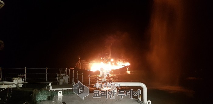 완도해경, 여서도 서쪽 24톤 화재선박 승선원 6명 전원구조, 화재진압 중(1보)
