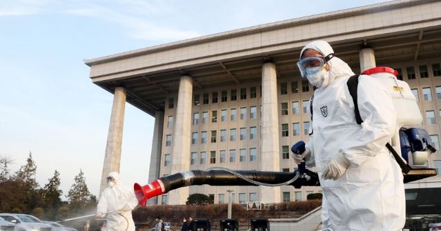 코로나 공포 … 신규 환자·사망자 추가로 ‘확진자 833명·사망 8명’