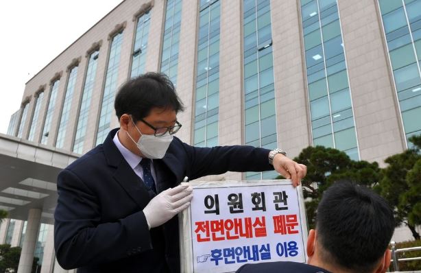 코로나 공포 … 신규 환자·사망자 추가로 ‘확진자 833명·사망 8명’