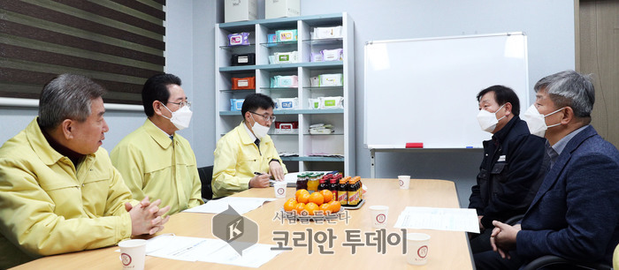 김영록 전남도지사, 코로나19 마스크 생산 현장 찾아