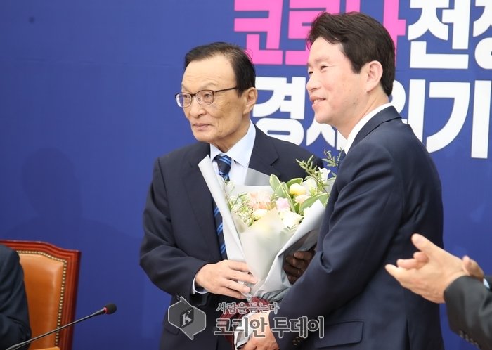 이인영 “민주당 20대 국회 마지막 원내대표….꽃다발 받으며 퇴장”